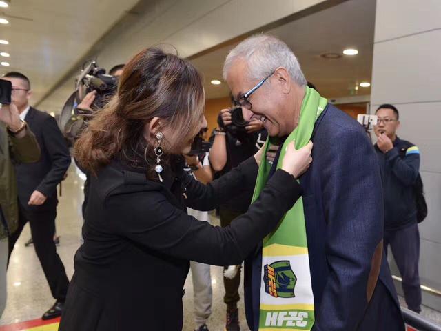 索亚斌：这部电影与原著小说对比之后，我们会发现令人遗憾的是，电影缺失了很多原著小说中的关键内容，转换成了一个略带狗血的两个“熊孩子”的虐恋故事。