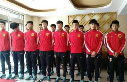 首次拍摄韩剧的许光汉，在剧中饰演被教唆后，来到韩国的混血变态杀手Mr.Smile。