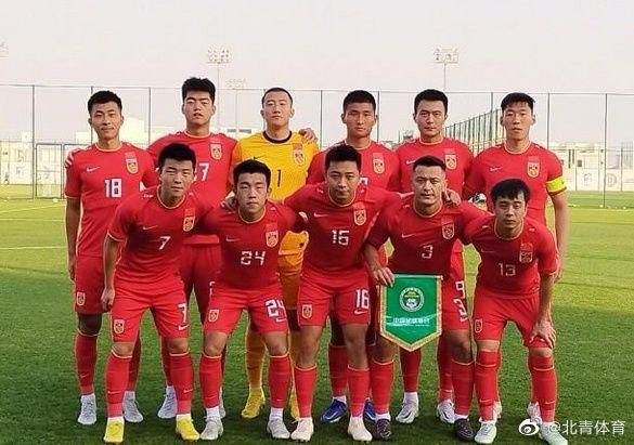导演马丁·斯科塞斯携主演莱昂纳多·迪卡普里奥、乔纳·希尔亮相，小李在台上十分活跃，不时对着手机玩自拍。