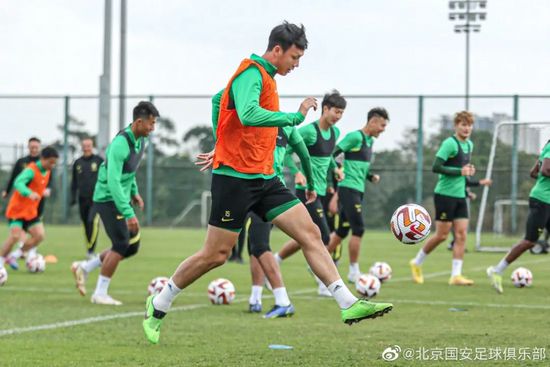 McFarland）中饰演一位田径教练。