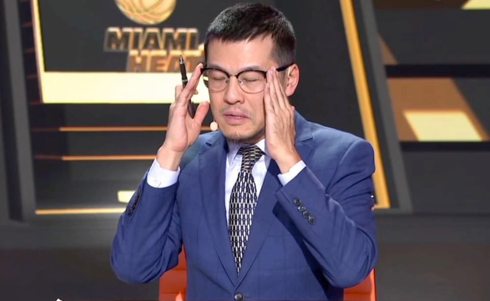 许灵均与李秀芝婚礼的段落，夜晚烛火的光影感和暗部的细节也都清晰可见，让两人纯朴真挚的情感更加细腻动人。