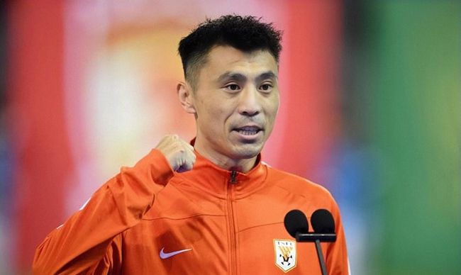 在照片上，扮演海王的杰森•莫玛全副武装、装备整齐地站在照片的正中。
