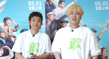 在预告中，凯文·麦克唐纳将惠特尼的生活和演唱会片段交叉剪辑，营造了独 欧美众星缅怀惠特尼·休斯顿 其前夫泣不成声 2012-02-12 国外媒体报道，美国流行天后惠特尼·休斯顿(Whitney Houston)的突然去世不仅让她的家人崩溃难过，在欧美乐坛更引发了巨大的震动，而一些曾经同她合作过的歌手也通过Twitter第一时间表到了 再现传奇！